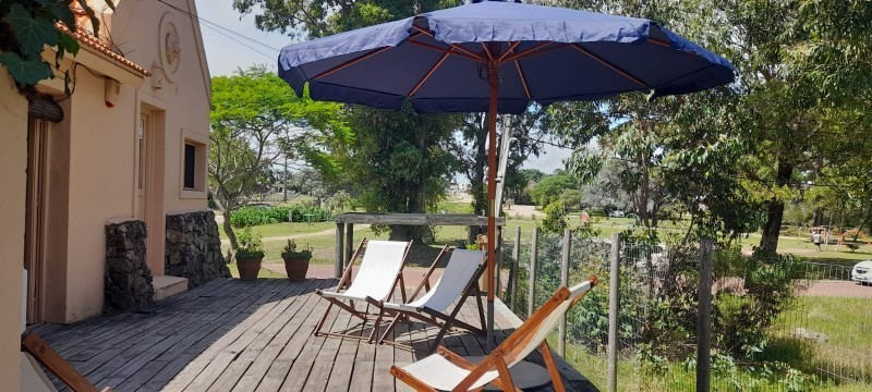 Disfrute del bosque a sólo dos cuadras de la calle principal, Casa en alquiler sobre La Barra.